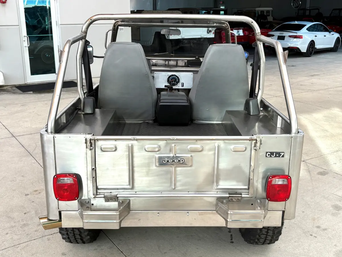 Vehicle photo 7