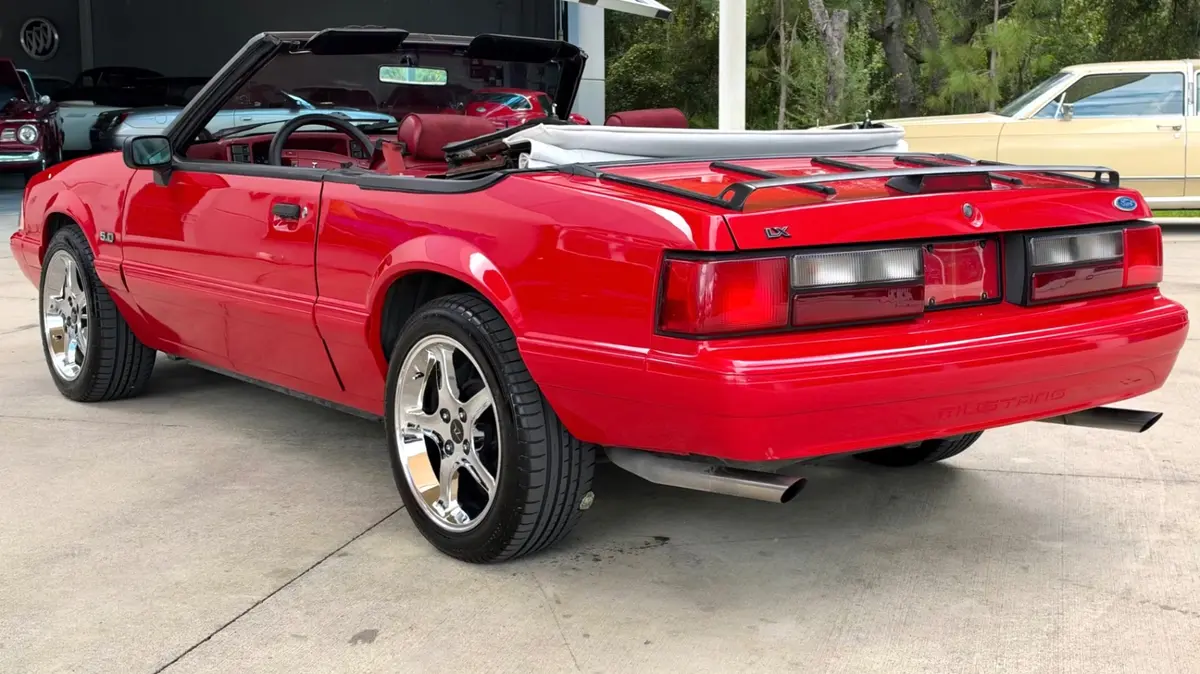 Vehicle photo 9
