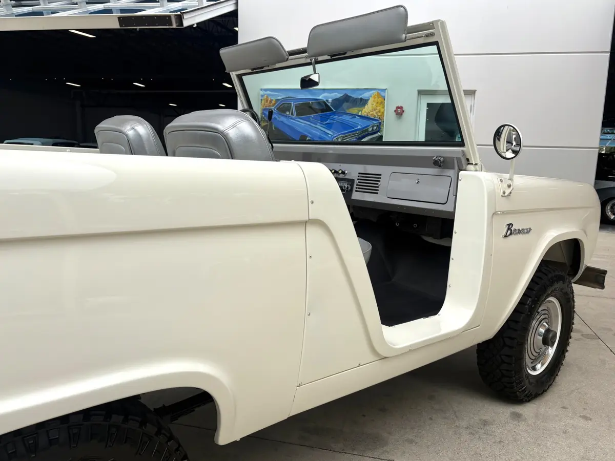 Vehicle photo 17