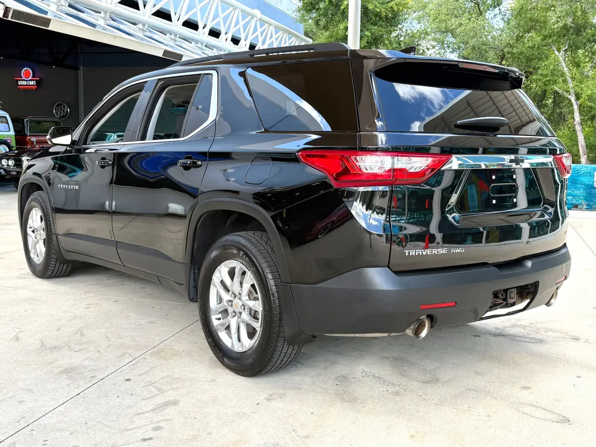 Vehicle photo 9