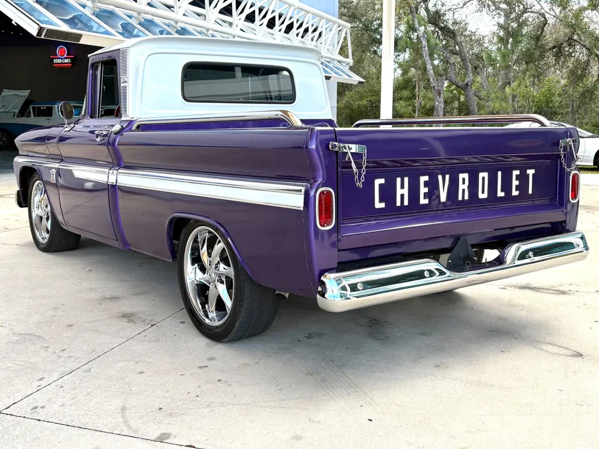 Vehicle photo 9