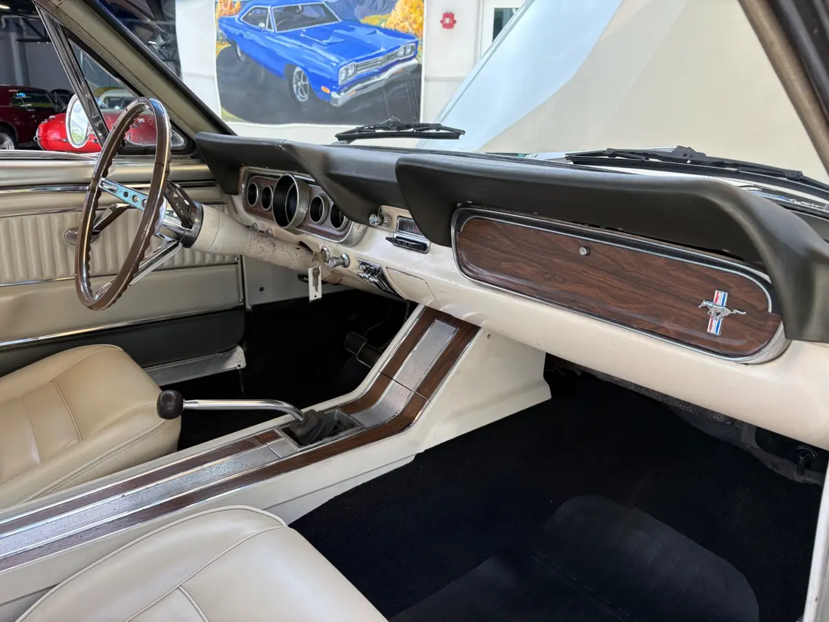 Vehicle photo 37