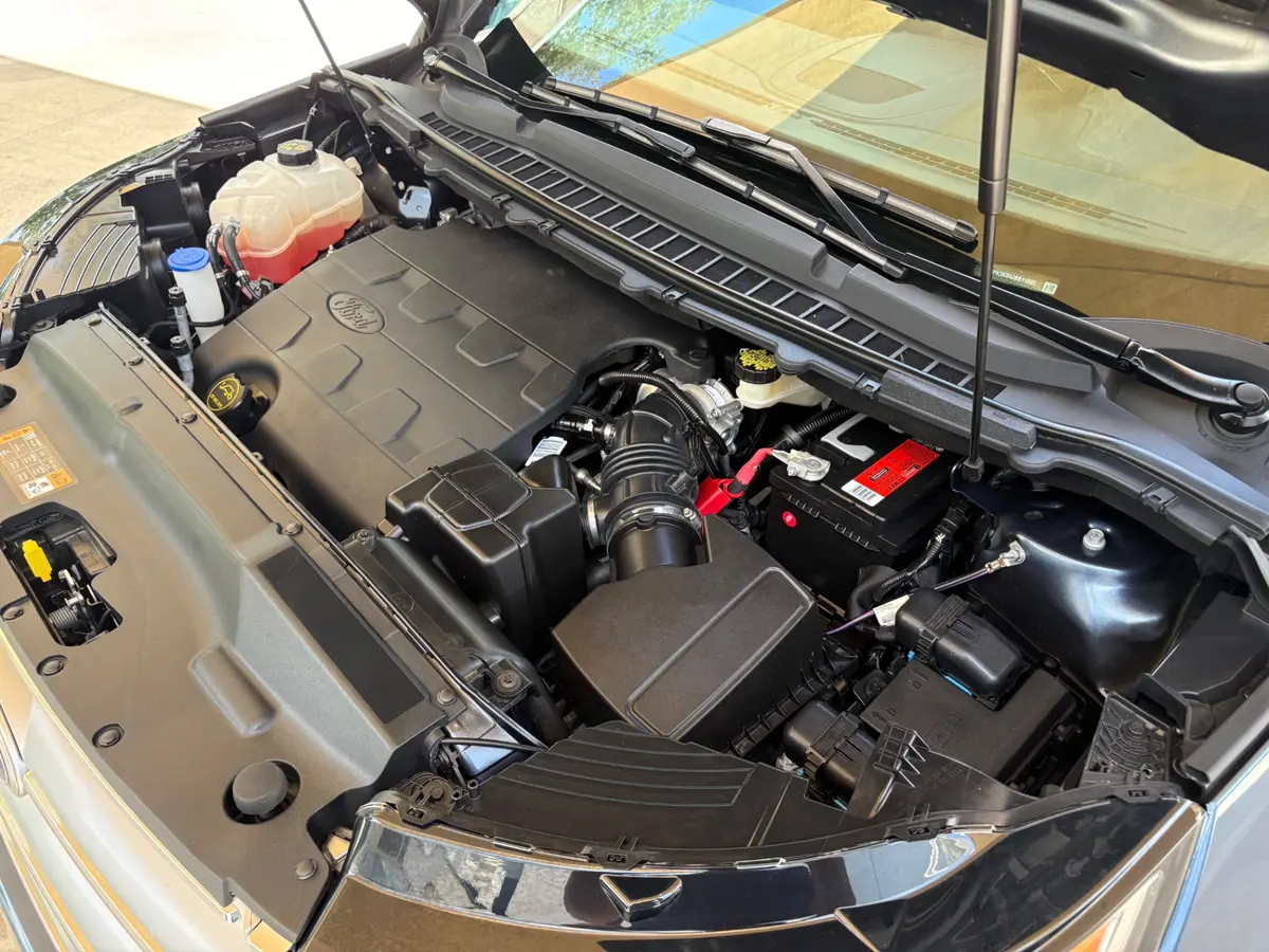 Vehicle photo 28