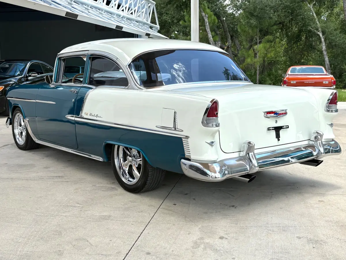Vehicle photo 9