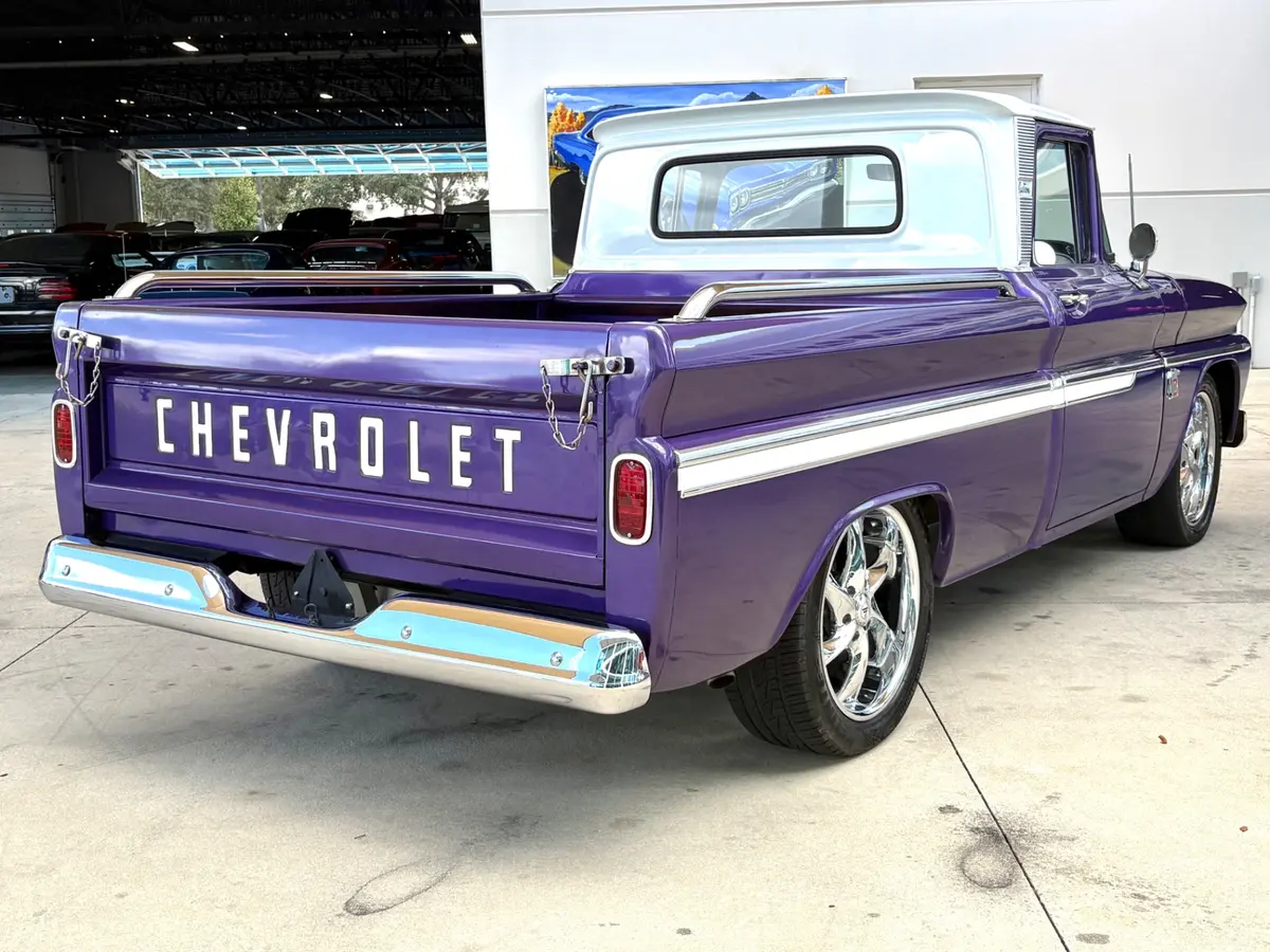 Vehicle photo 6