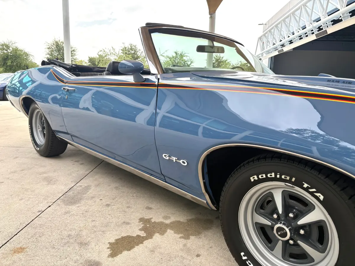 Vehicle photo 18