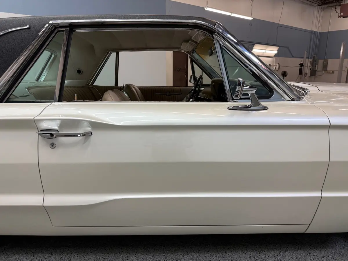 Vehicle photo 18