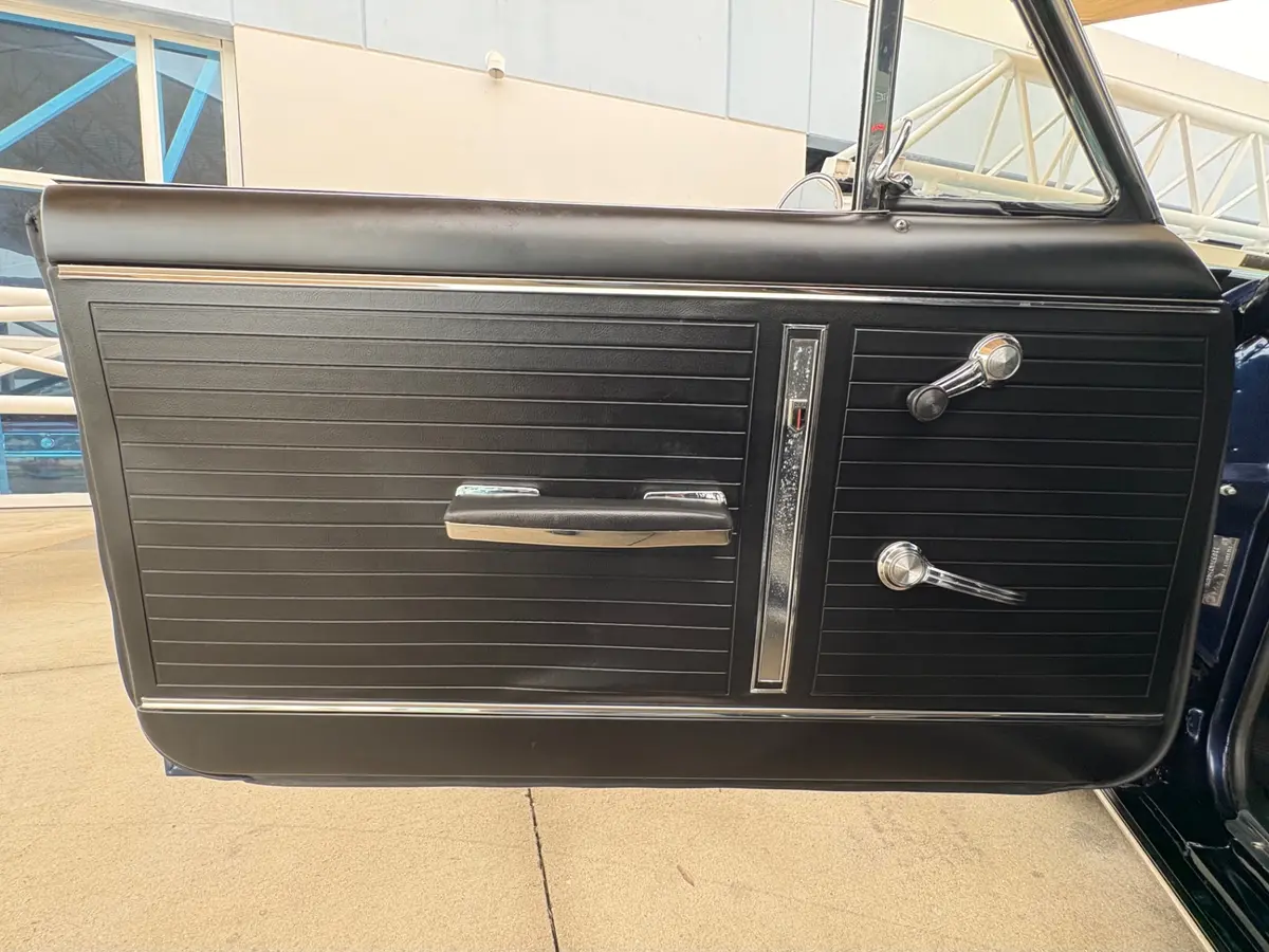 Vehicle photo 30