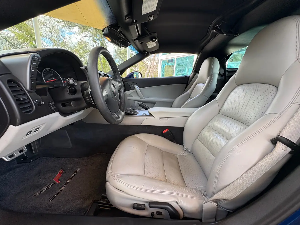 Vehicle photo 32