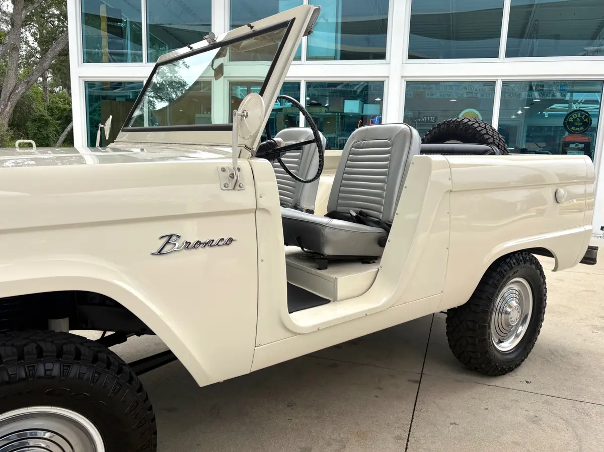 Vehicle photo 13