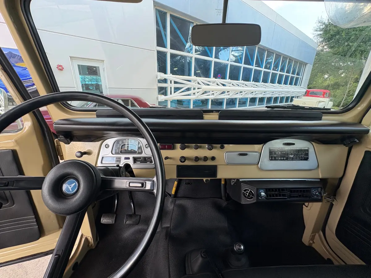 Vehicle photo 35