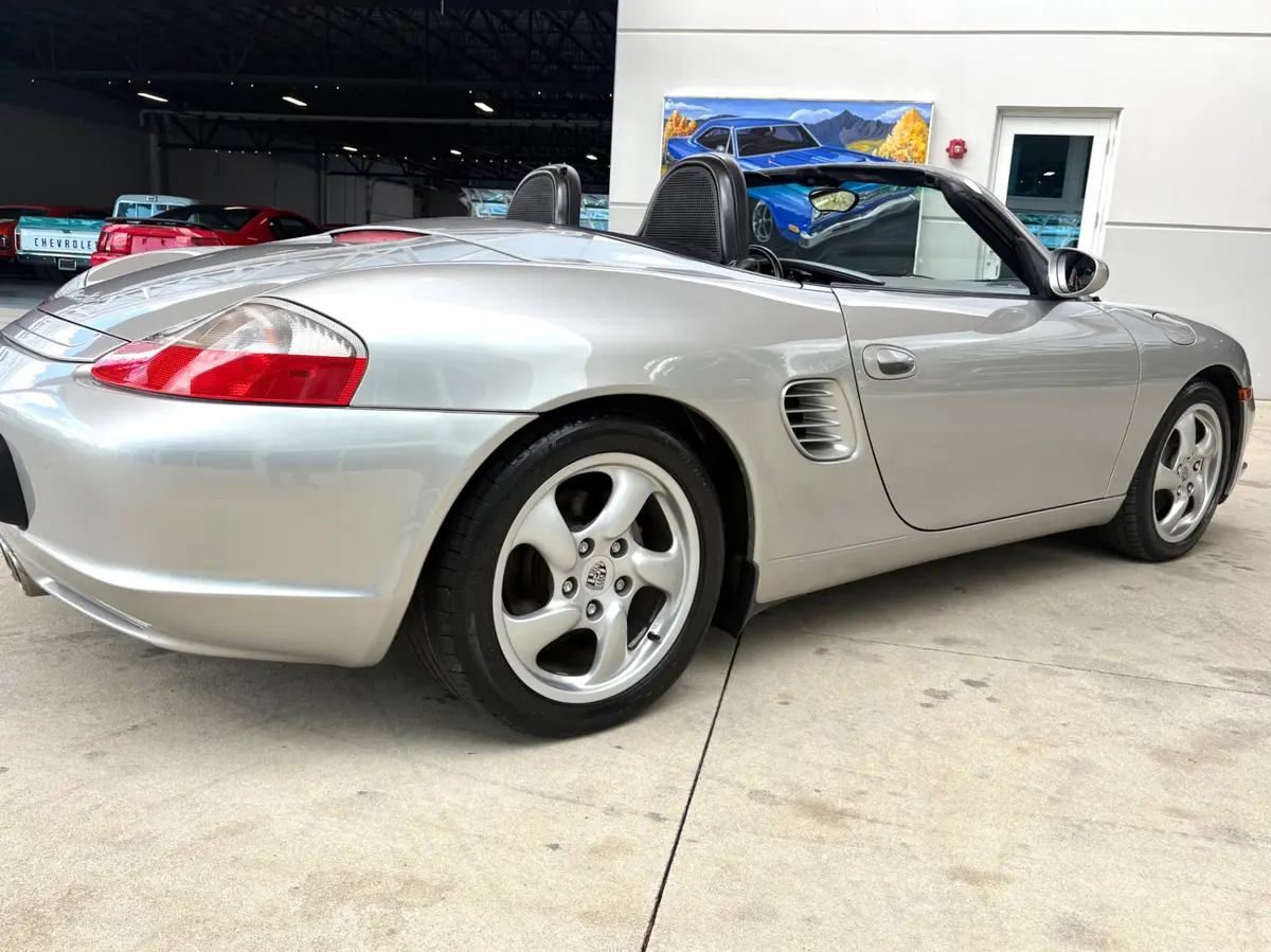 Vehicle photo 16
