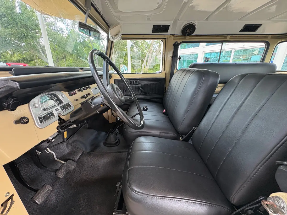 Vehicle photo 32