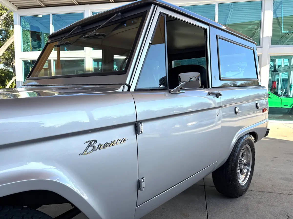 Vehicle photo 13