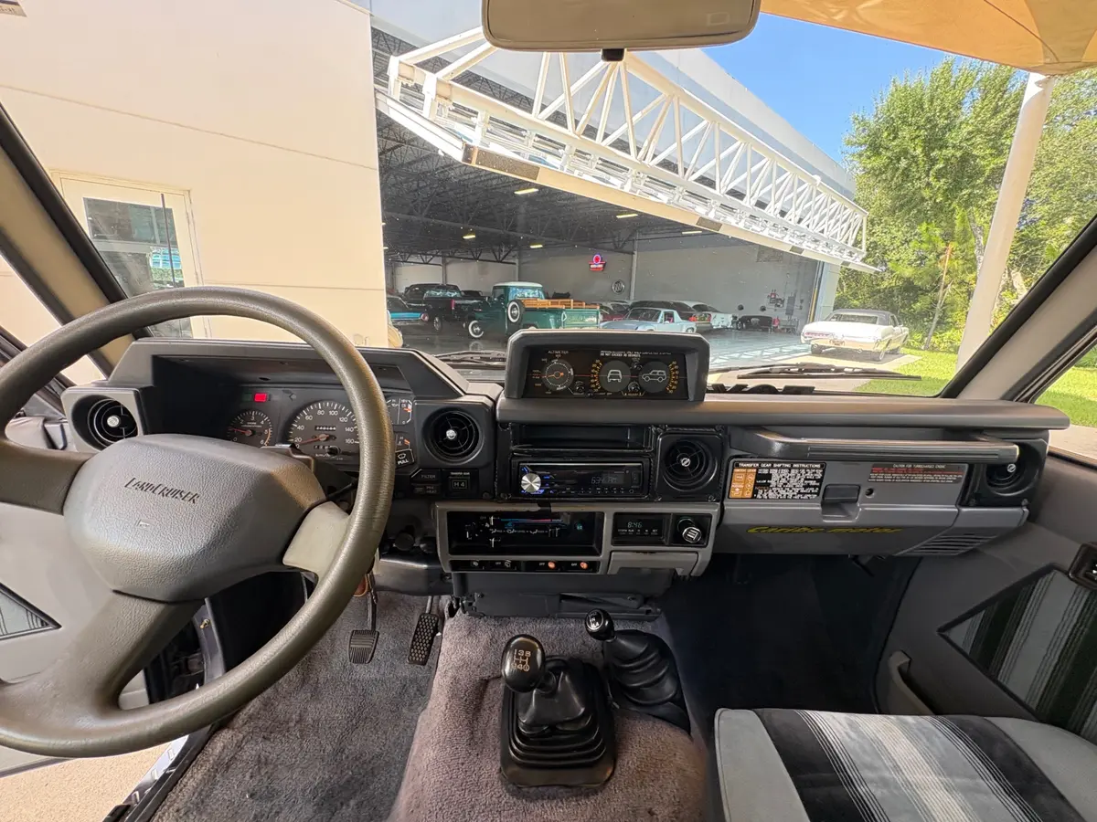 Vehicle photo 37