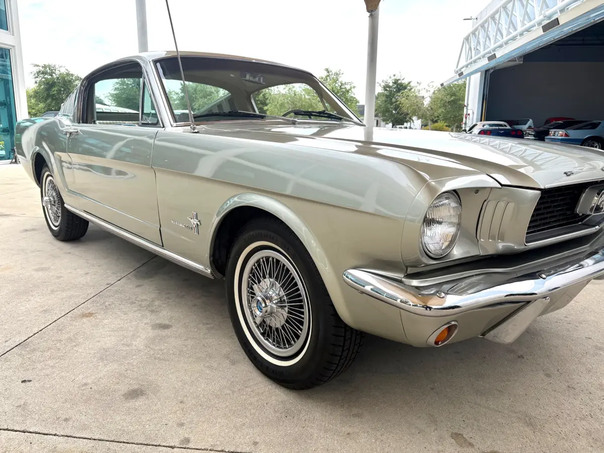 Vehicle photo 19