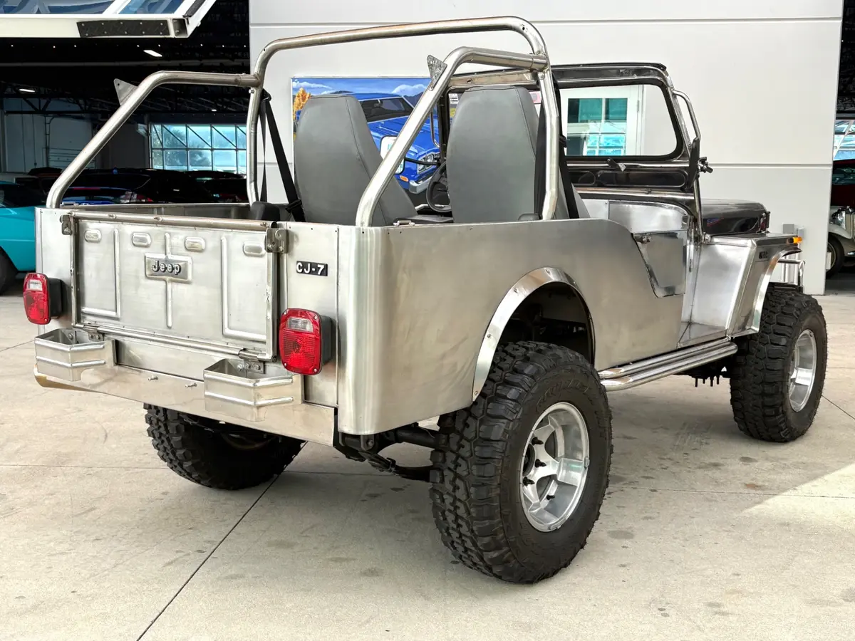 Vehicle photo 5