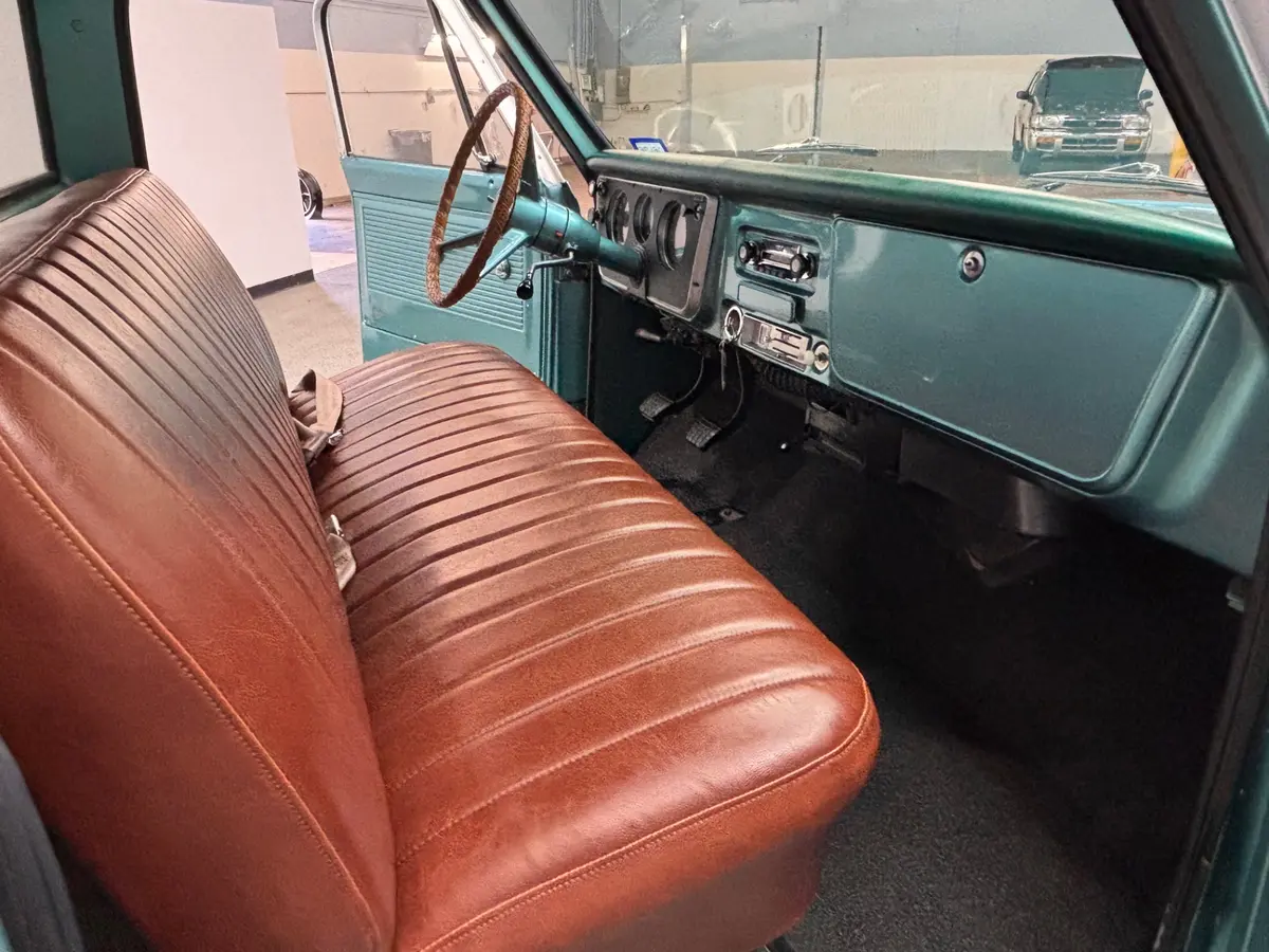 Vehicle photo 24