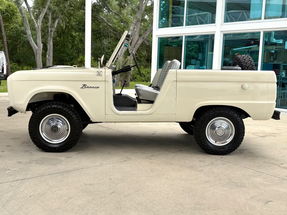 Vehicle photo 10