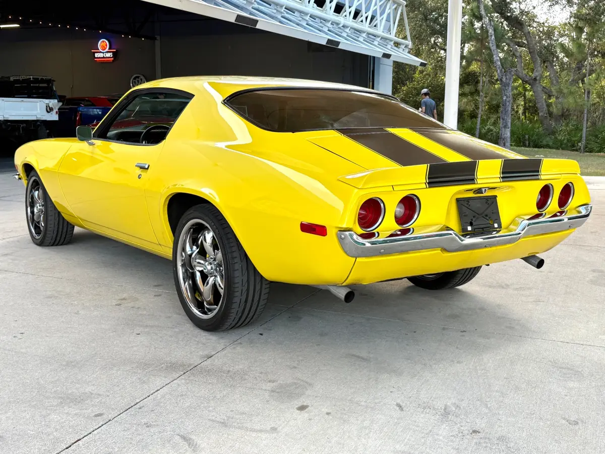 Vehicle photo 9