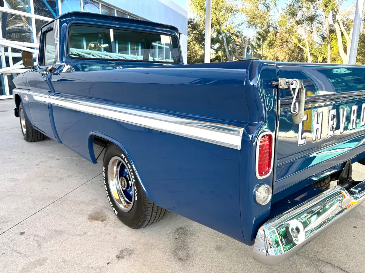 Vehicle photo 15