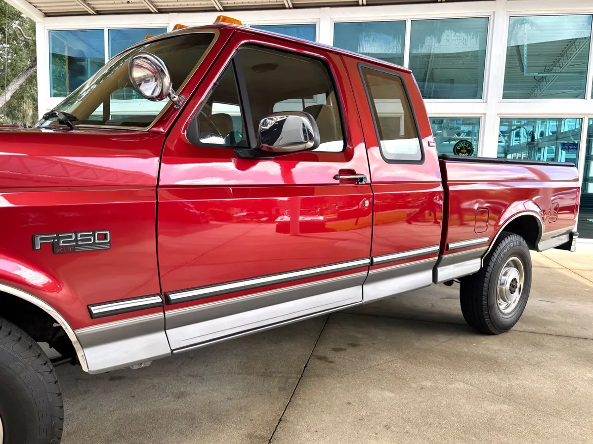 Vehicle photo 12