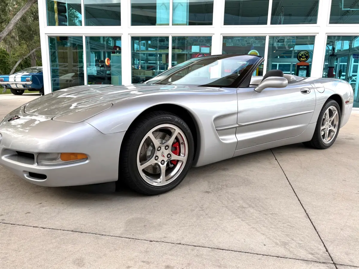 Vehicle photo 13