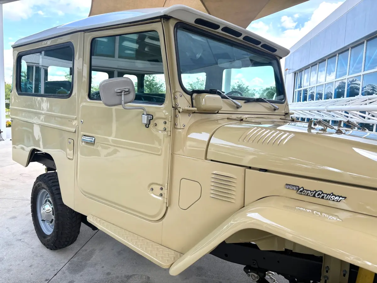 Vehicle photo 17