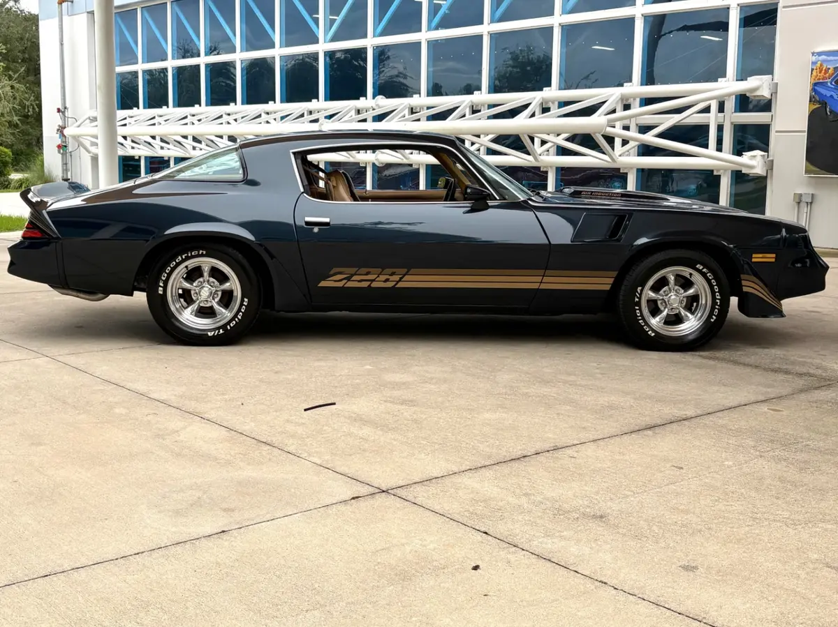 Vehicle photo 5