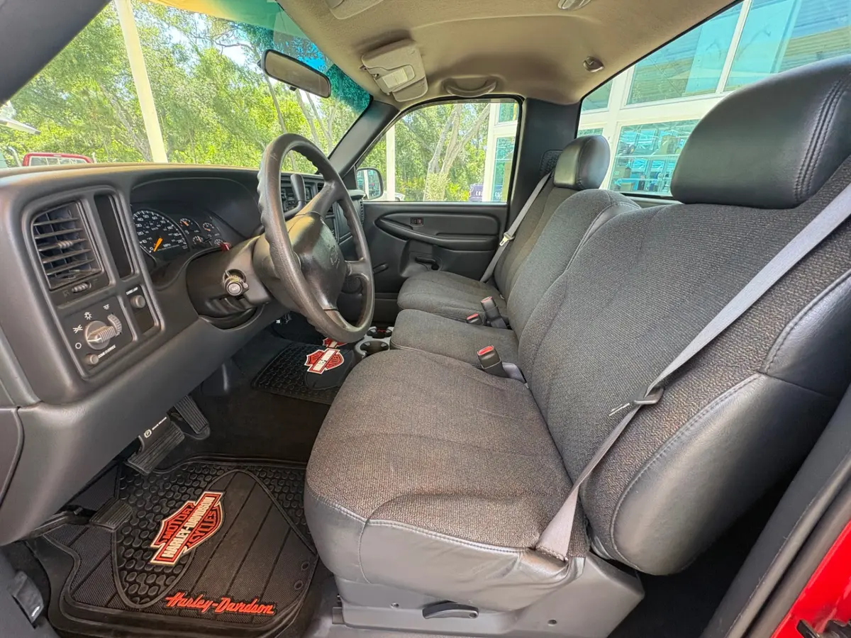 Vehicle photo 30