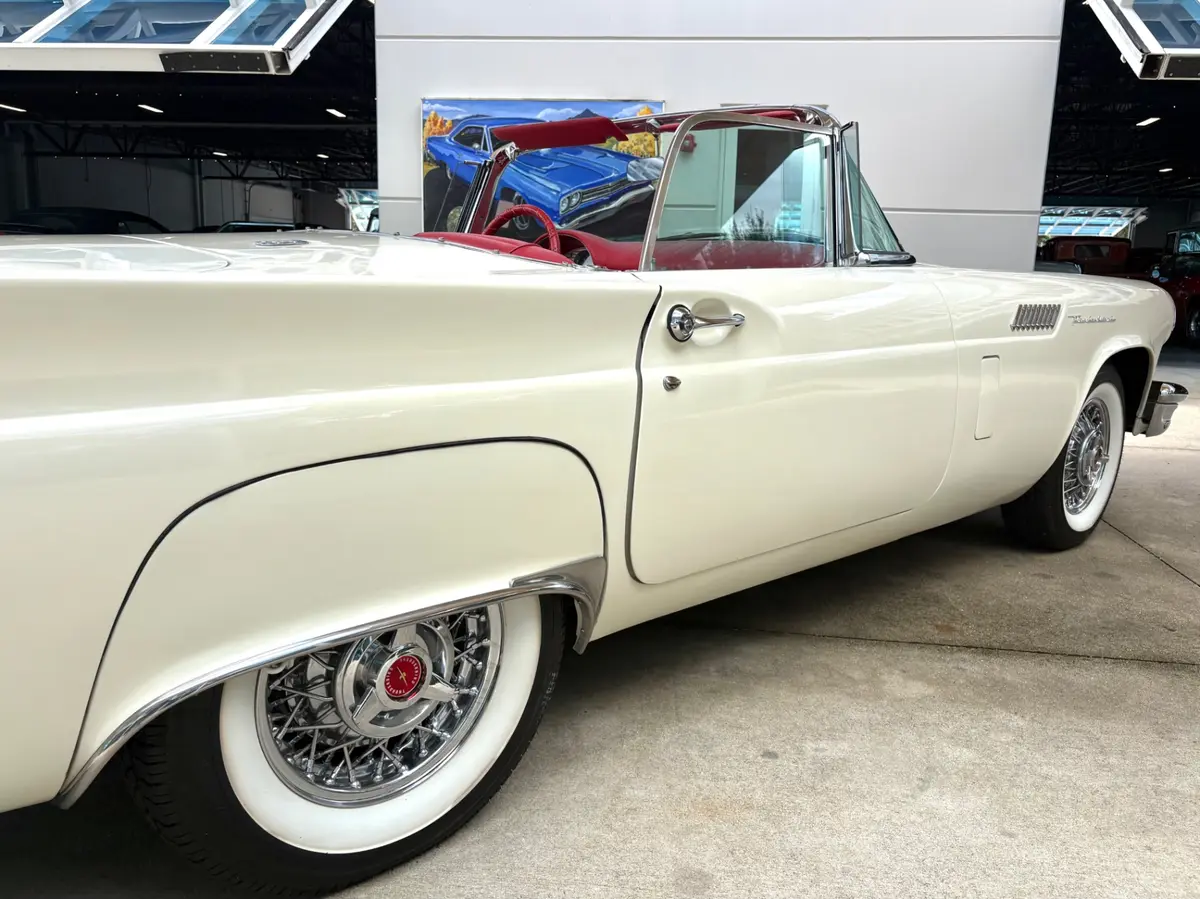 Vehicle photo 17