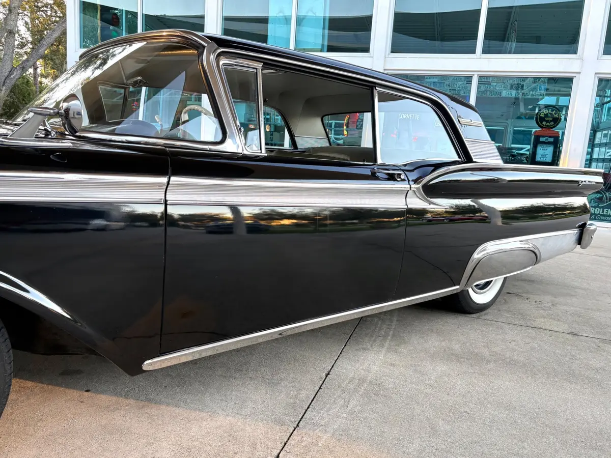 Vehicle photo 13