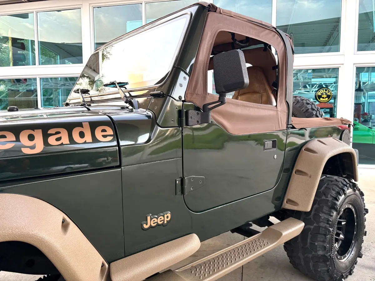 Vehicle photo 12