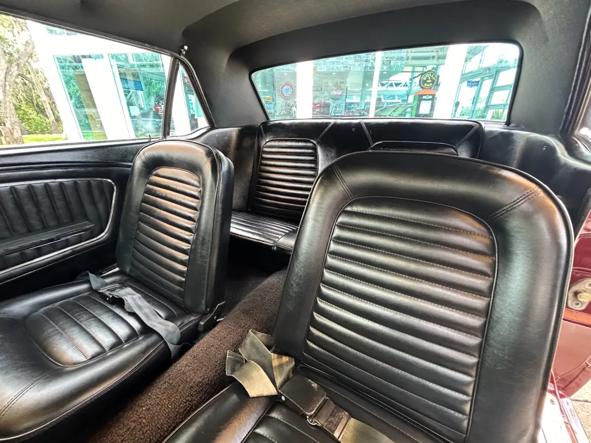 Vehicle photo 19