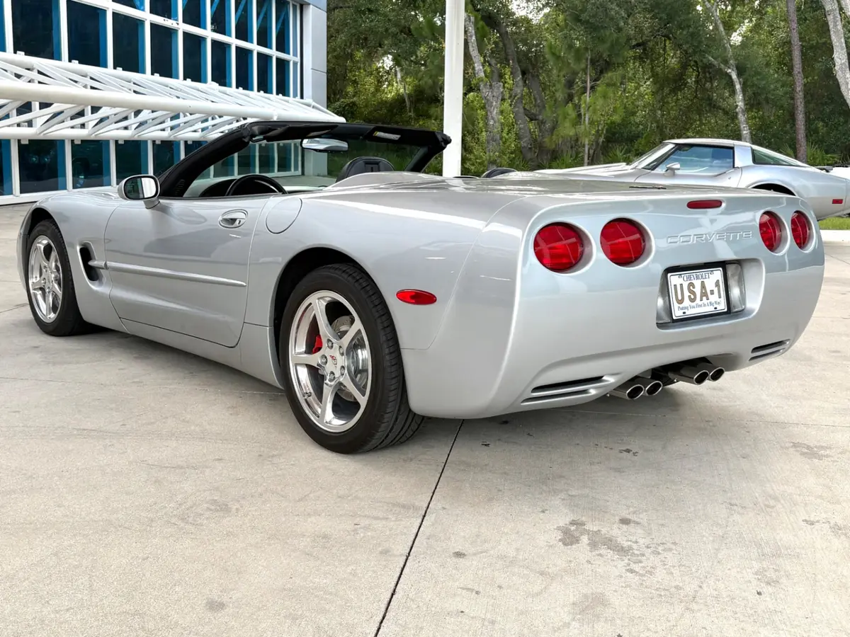 Vehicle photo 10