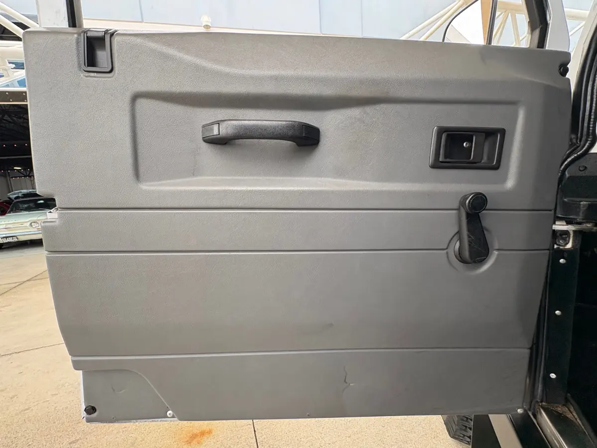 Vehicle photo 32