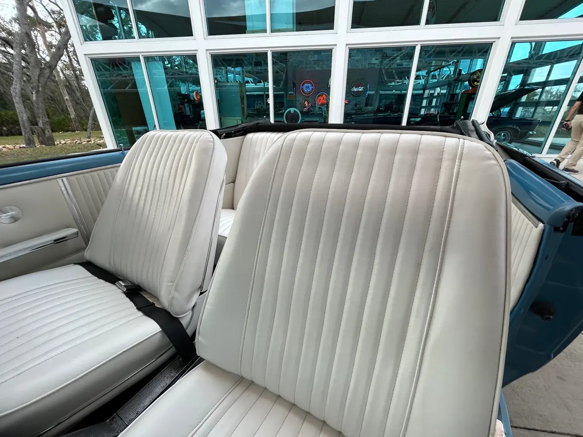 Vehicle photo 25