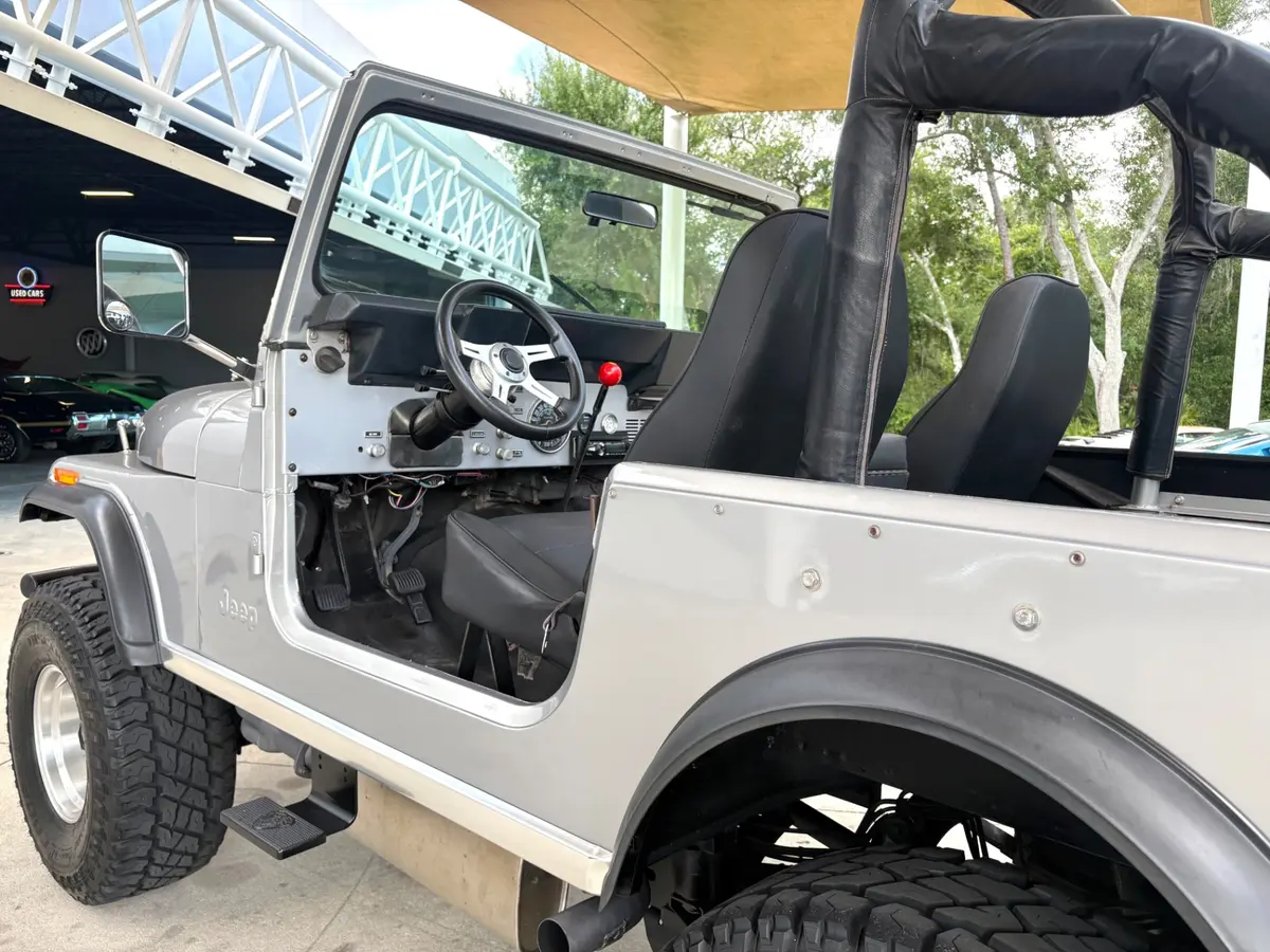 Vehicle photo 14