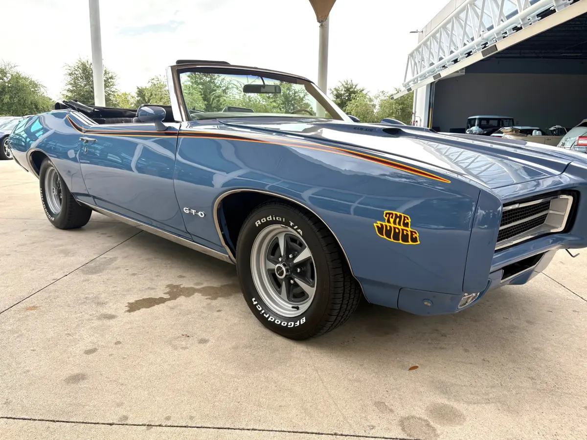 Vehicle photo 19