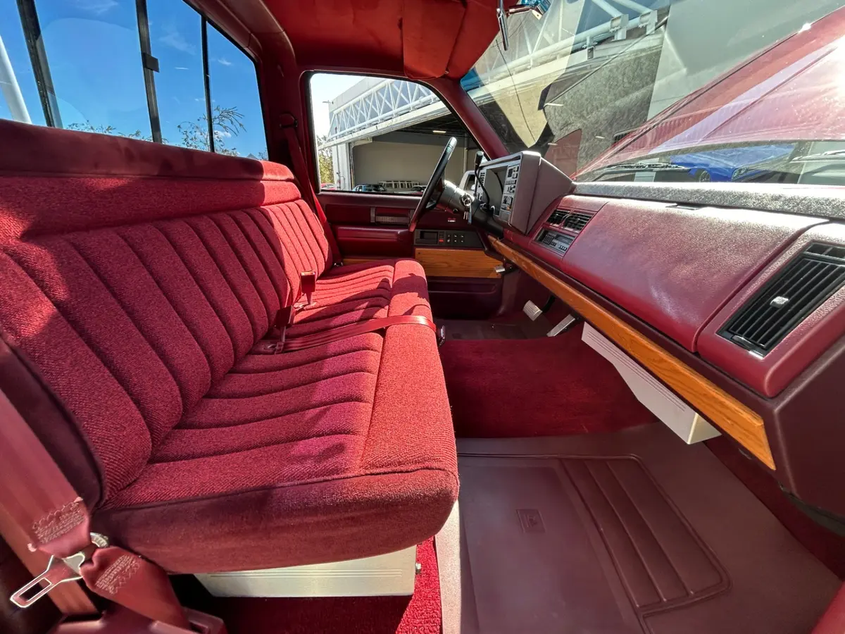Vehicle photo 26