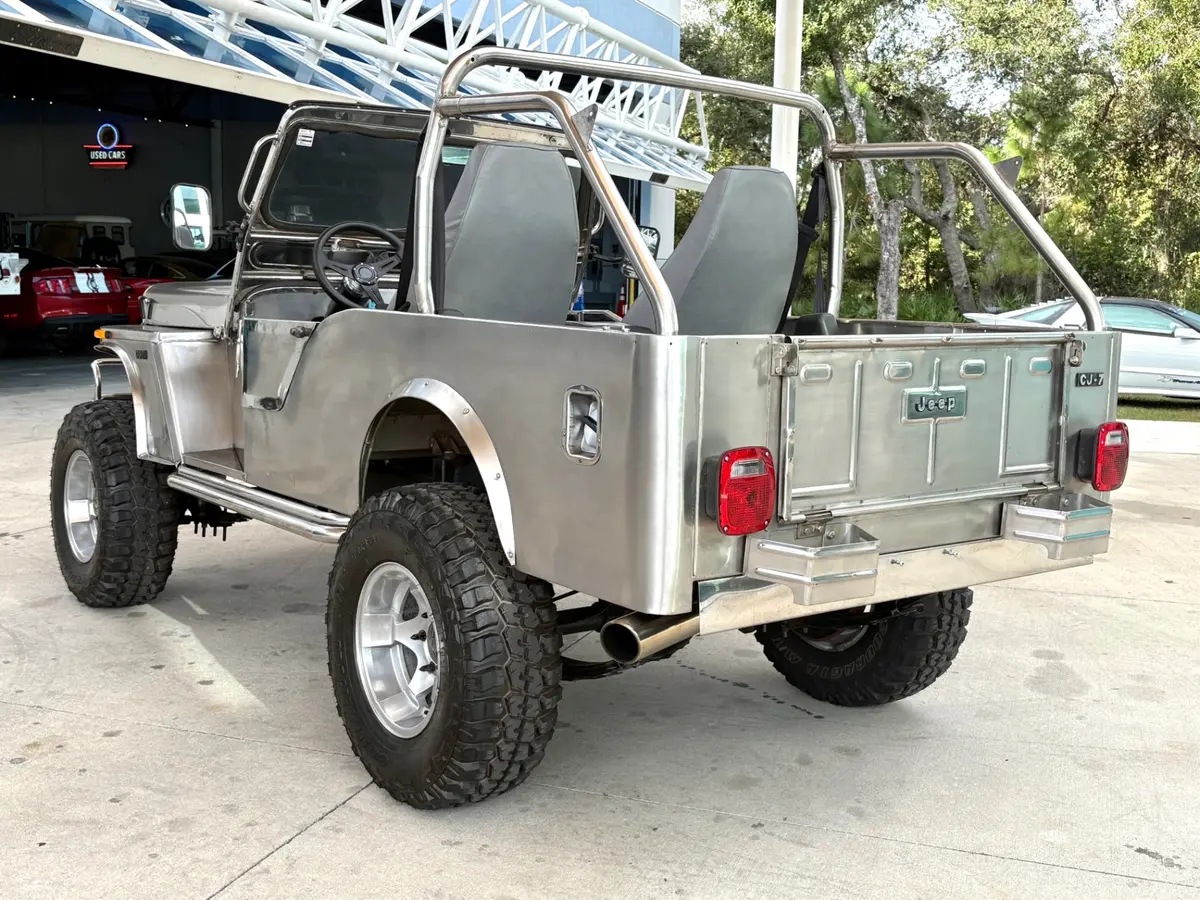 Vehicle photo 9