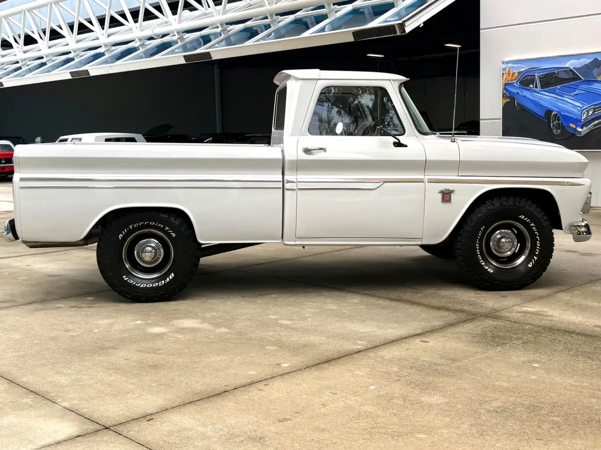 Vehicle photo 5