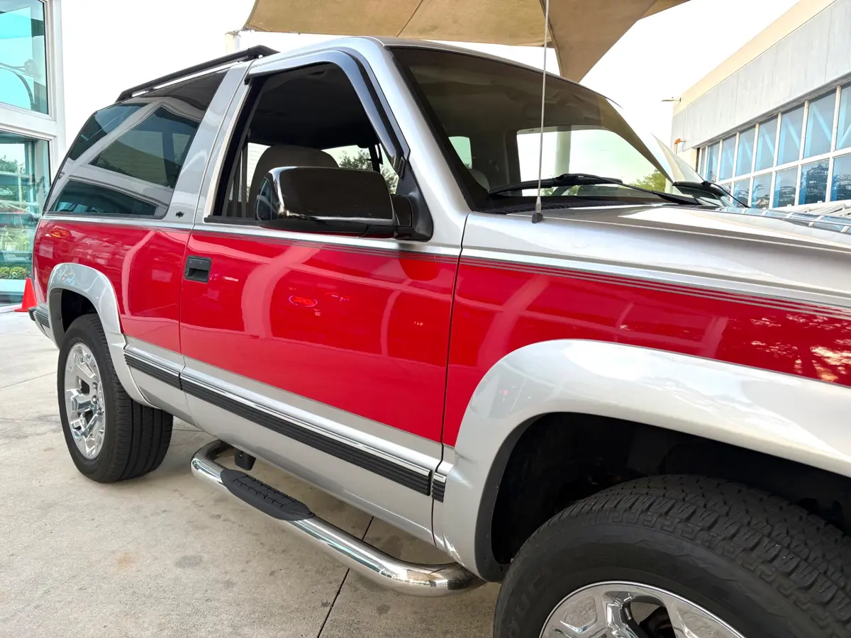 Vehicle photo 17