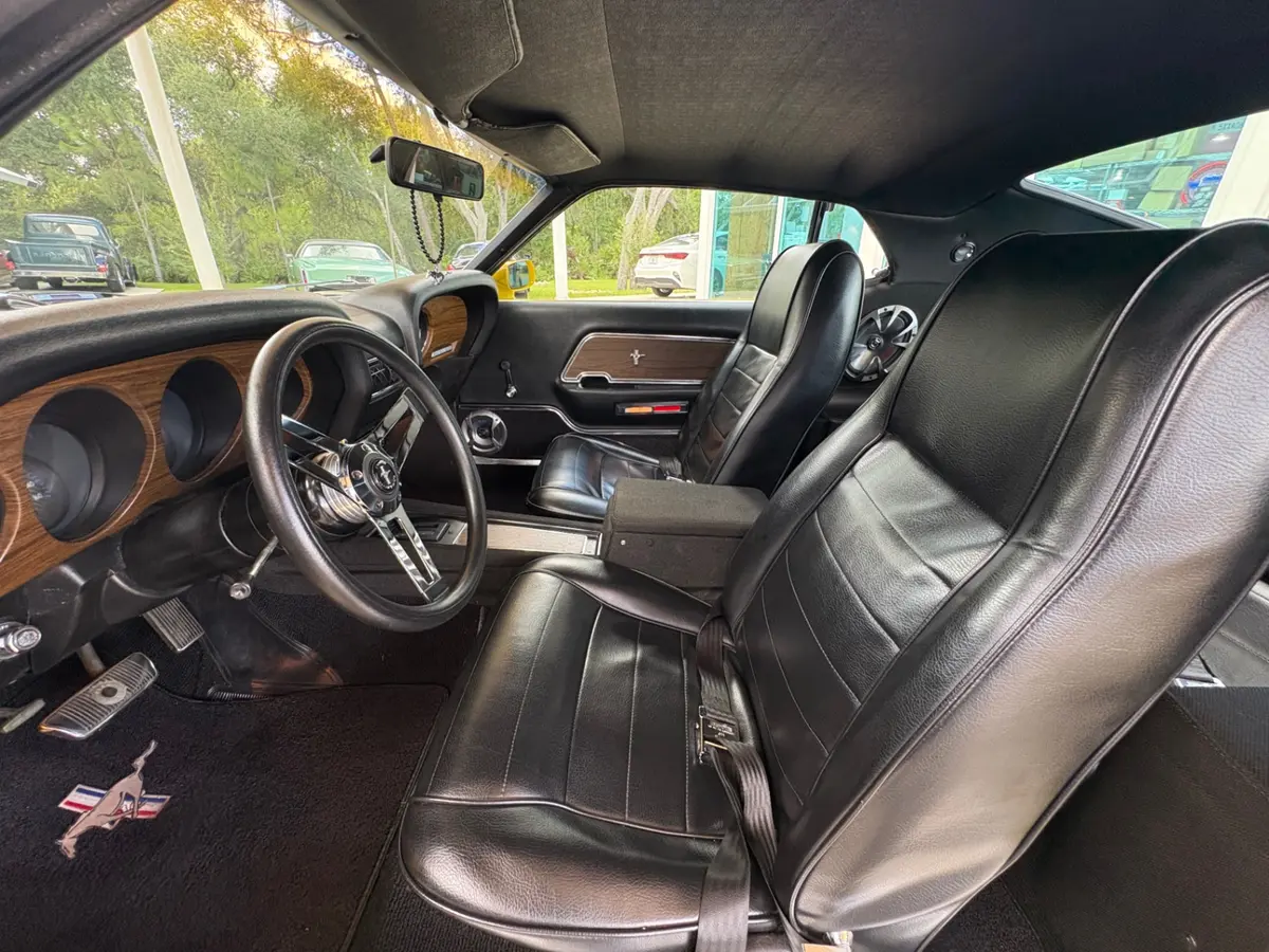 Vehicle photo 32