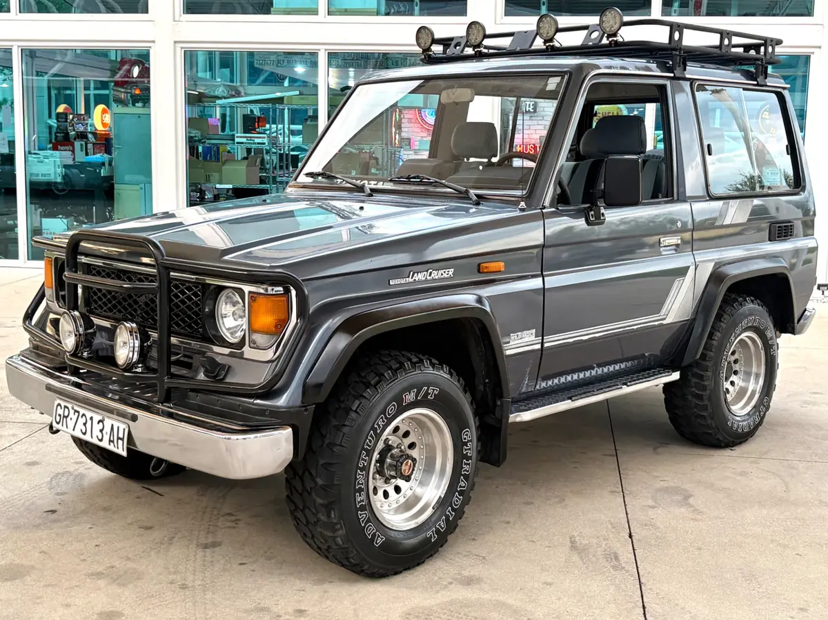 Vehicle photo 11