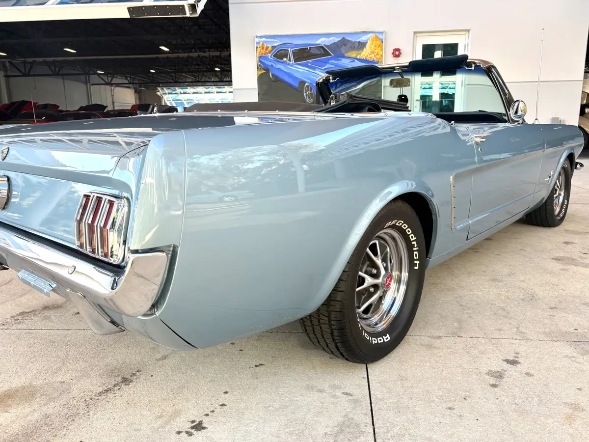 Vehicle photo 17