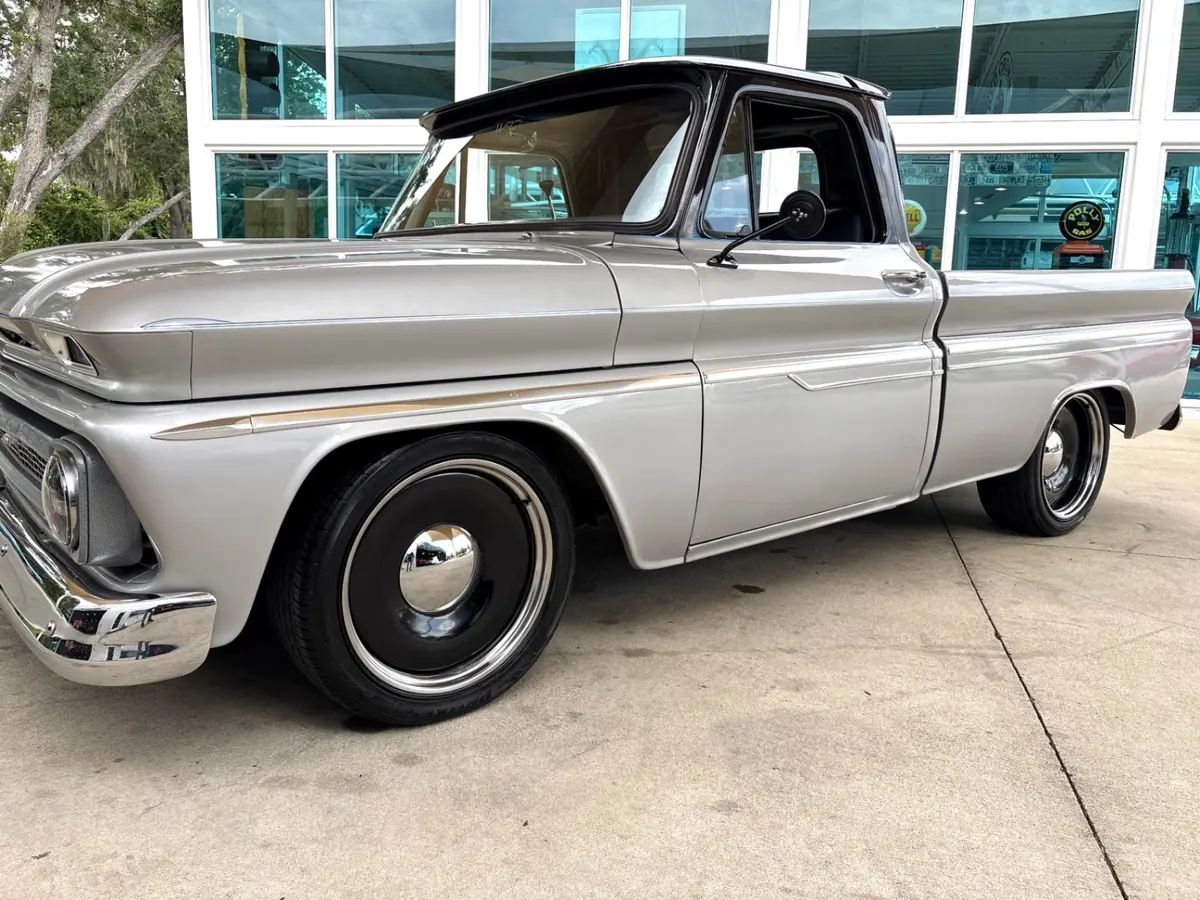 Vehicle photo 12