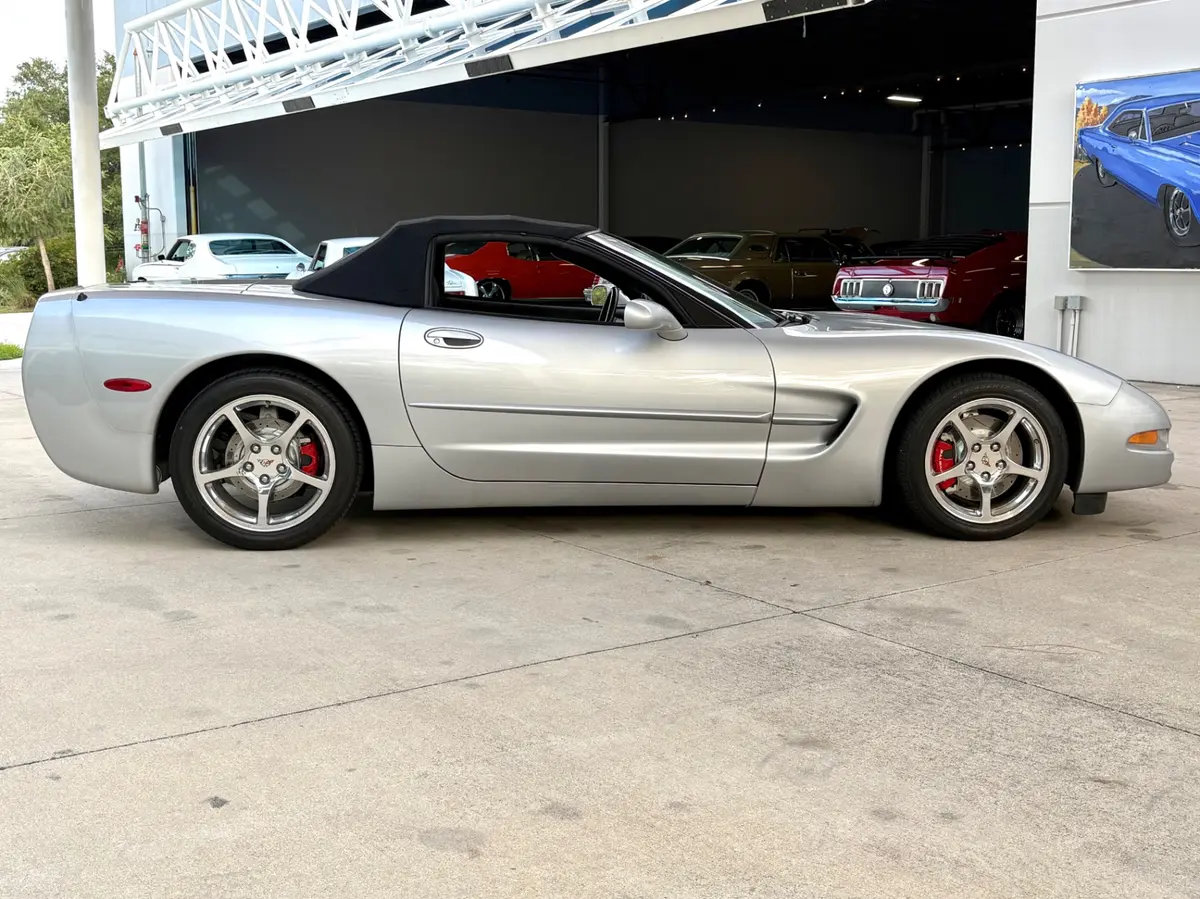 Vehicle photo 23