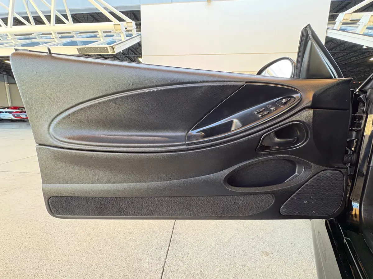 Vehicle photo 30