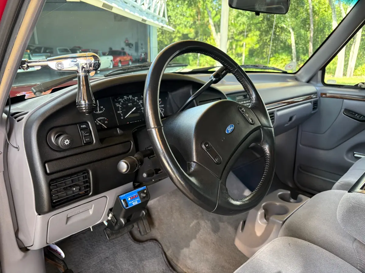 Vehicle photo 31